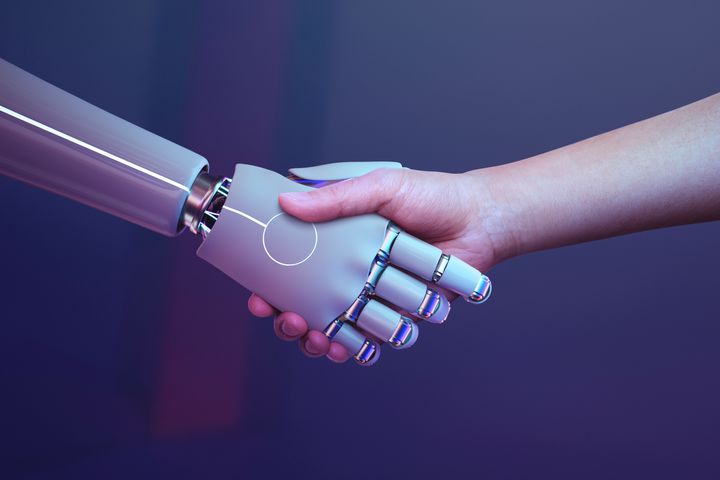 Creador de ChatGPT advierte peligros en Inteligencia Artificial; Economía mundial sigue creciendo a pesar de la inflación.